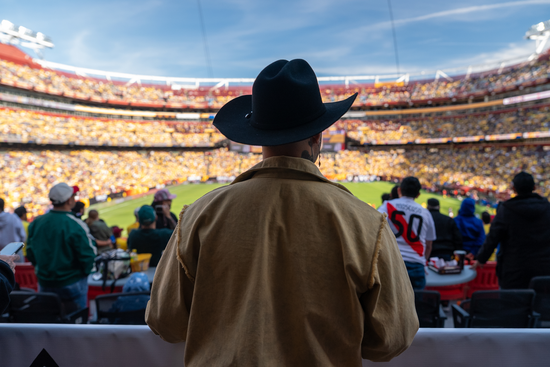 Heider Gonzalez de espaldas frente a estadio lleno en halftime