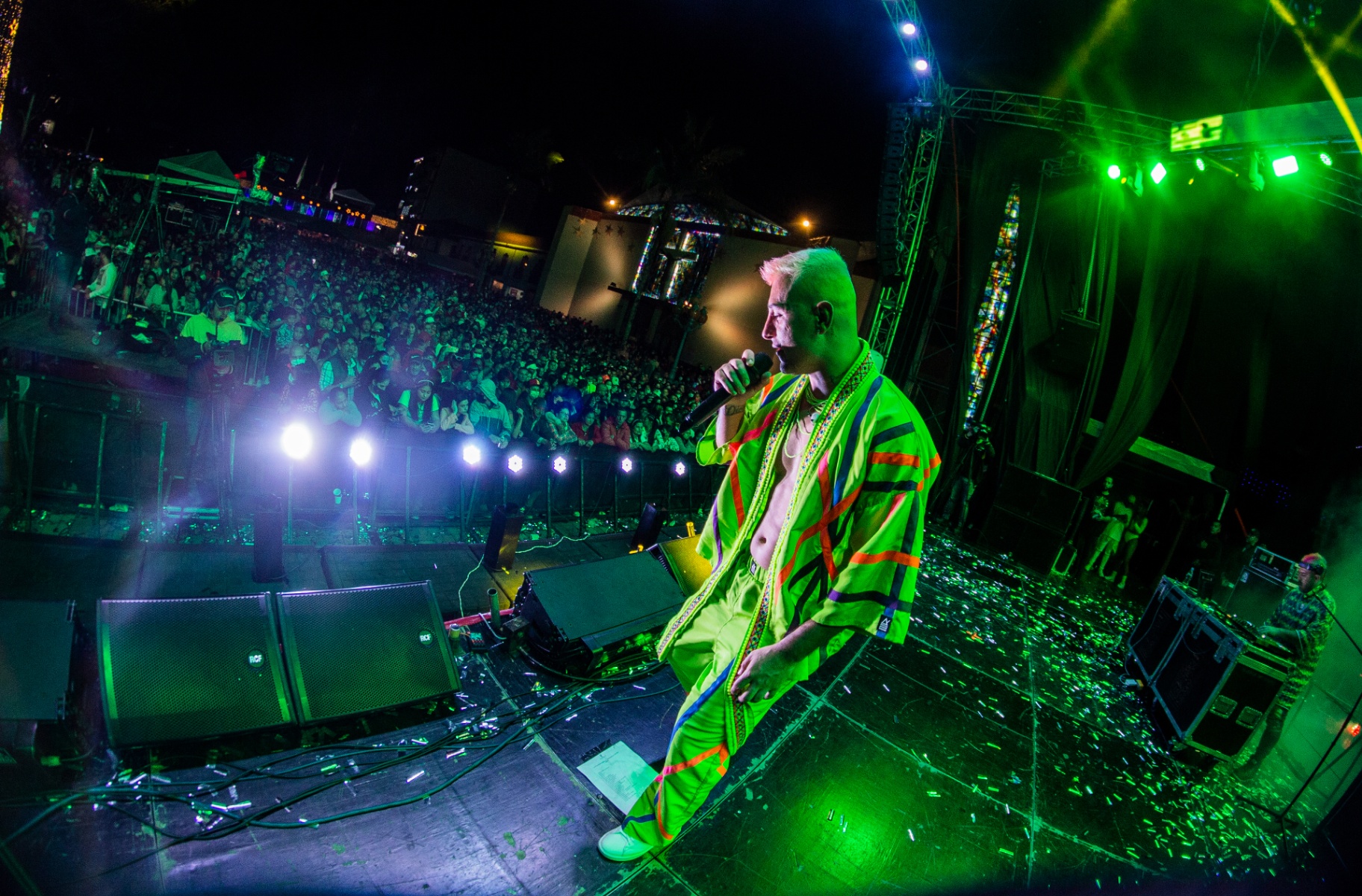 Heider Gonzalez canta frente a multitud bajo luces verdes