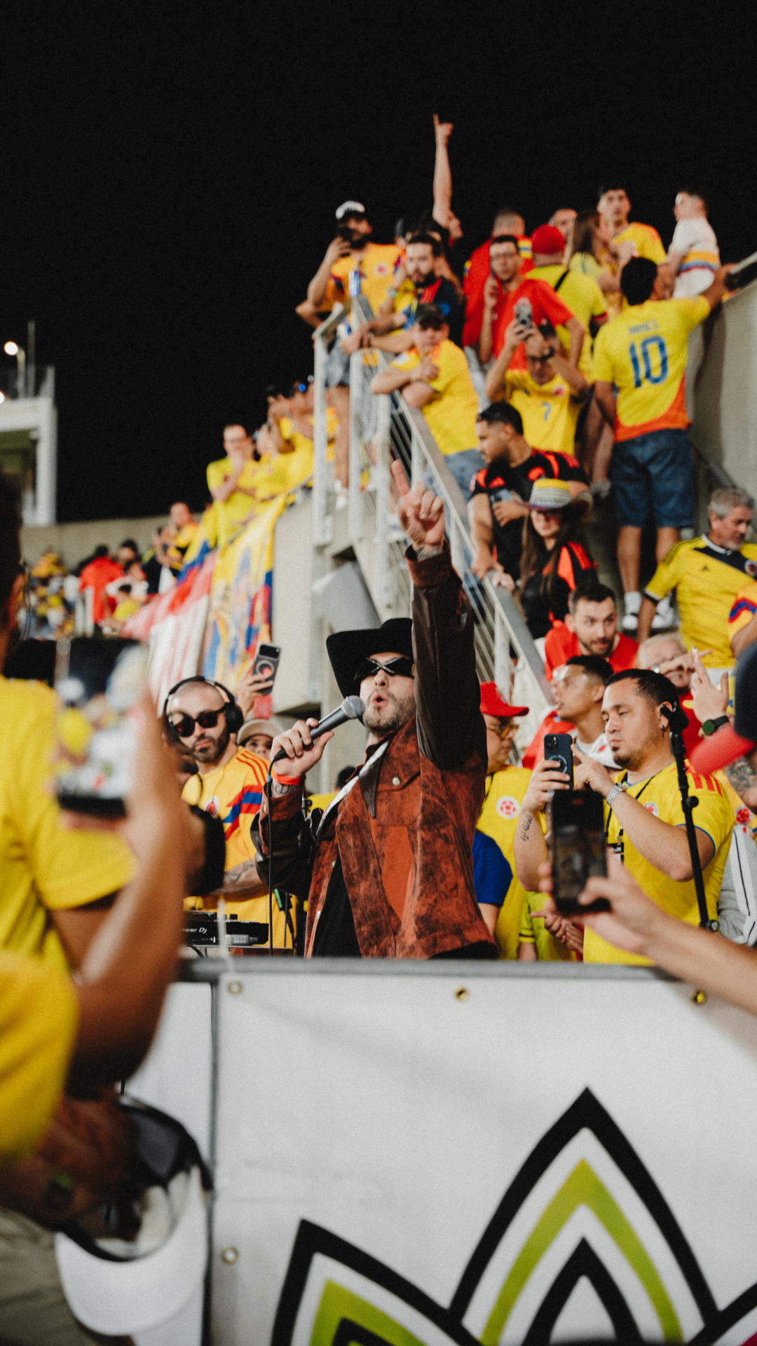 Heider Gonzalez con sombrero rodeado de multitud en estadio